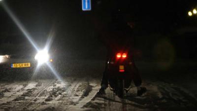 Bromfietser mishandelt chauffeur strooiwagen 