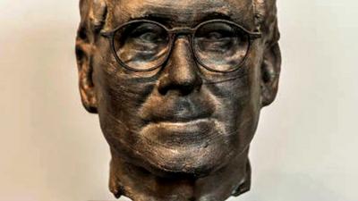 Bronzen hoofd van Nobelprijswinnaar Feringa toegevoegd aan eregalerij