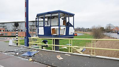 Foto van geëxplodeerd brugwachtershuisje | Politie
