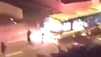 Gemaskerde mannen steken bus met passagiers in brand in Parijs