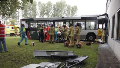 Twaalf gewonden bij ongeval met lijnbus in Rotterdam