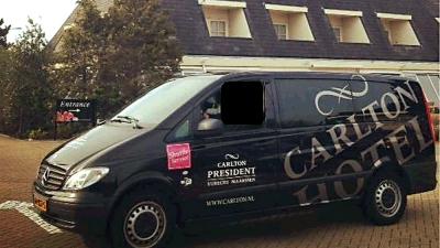 Foto van de bedrijfsbus van het Carlton Hotel | Politie