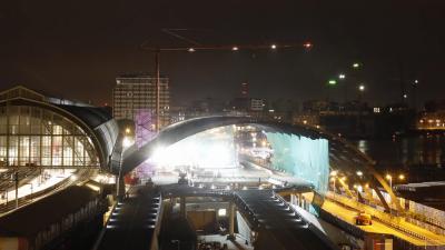 Nieuwe overkapte busstation achter Amsterdam CS geopend