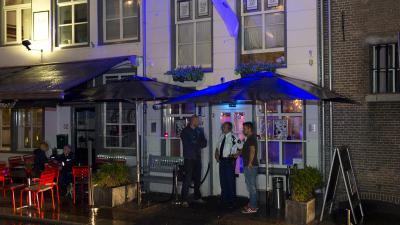 Foto van politie voor café | Sander van Gils | www.persburosandervangils.nl