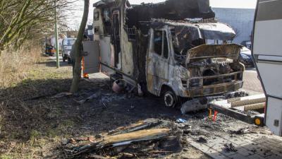 Camper brandt volledig uit 