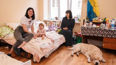  Humanitaire hulpverlener Victoria Fiohnostava, 32 jaar, samen met grootmoeder Nina, 74 jaar, Stefaniina, 1 jaar en Serafym, 11 jaar maanden, en hun hond Mischa in een noodopvangcentrum in Lviv, Oekraïne. 