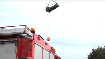 Brandweer krijgt hulp van defensiehelikopter bij blussen brand afvalverwerker