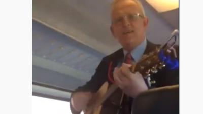 Conducteur speelt gitaar met reizigers mee