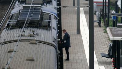 conducteur stapt in trein