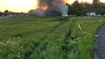 Auto wegpiraat slaat 10x over de kop en vliegt in brand