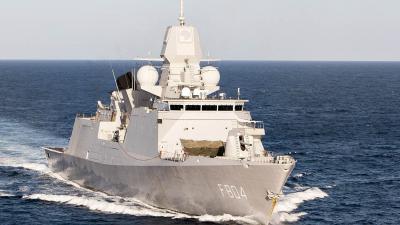 Stafschip De Ruyter bestrijdt mensensmokkel voor NAVO