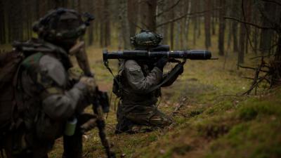 Militairen met een panzerfaust.