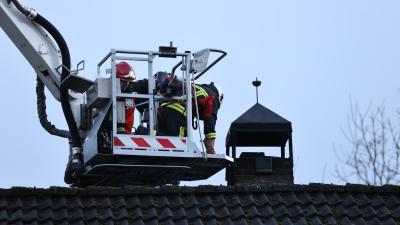 Brandweer veegt schoorsteen