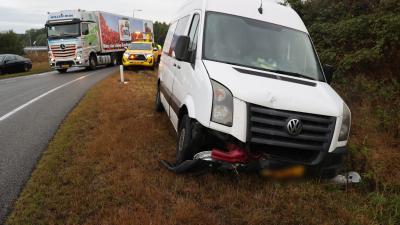 bestelbus naast de weg