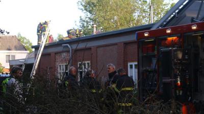 Brandweer grijpt snel in bij dakbrand in Wildervank