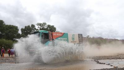 Regen tijdens Dakar Rally doet Ton van Genugten de das om