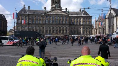 foto van lange rijen Dam Nieuwe Kerk | Annet van den Berg