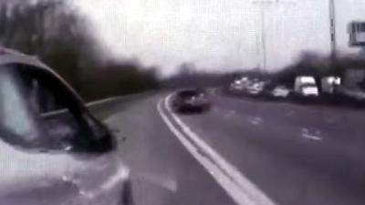 Agent redt moeder en dochter door ze van snelweg te rijden