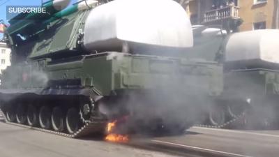 Tank met een BUK-instalatie vat vlam tijdens militaire parade in Moskou