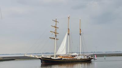 Schepen lopen haven van Delfzijl binnen