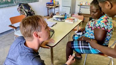  Militair medisch team levert zorg in Suriname