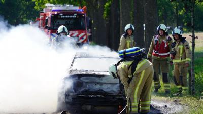 Brandweer blust laatste resten van auto