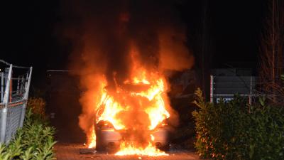Auto in brand na avondje biljarten