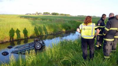 Auto op de kop in de sloot langs de N33 bij Veendam