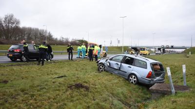 Kind vliegt in maxicosi door auto bij ongeval 