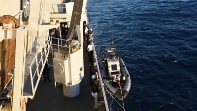 Marinefregat De Ruyter redt zwemmende drenkelingen