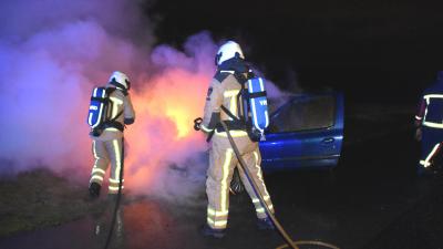 Brandweer blust autobrand