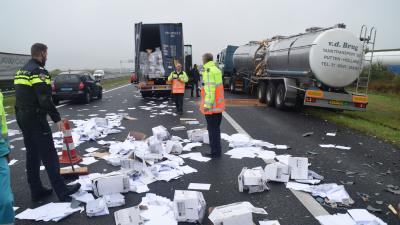 Tankwagen lek na aanrijding op A28