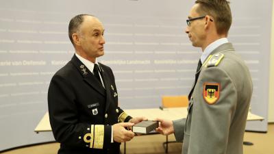 Viceadmiraal Arie Jan de Waard (links) zette namens Defensie de handtekening.