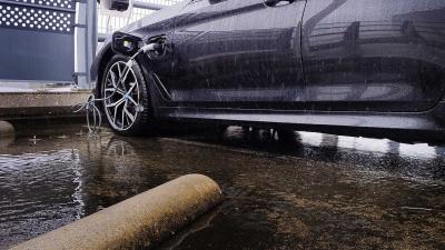 elektrisch-laden-regen-auto