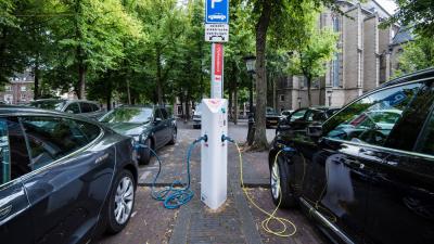 Elektrische auto's die aan het opladen zijn 