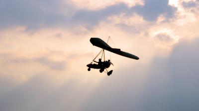 Deltavlieger stort van 20 meter hoogte naar beneden