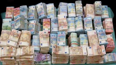 Politiehond ruikt in auto verstopte 1,3 miljoen euro aan bankbiljetten