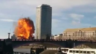 Stadsbus explodeert op brug in Londen, filmploeg verrast toeristen