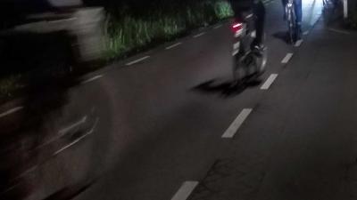 fiets-verlichting-donker-auto