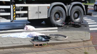 fietsster, zwaargewond, aanrijding, vrachtwagen