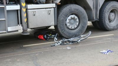 Fietsster onder vrachtwagen na aanrijding