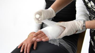 Het verbinden van een verwonding