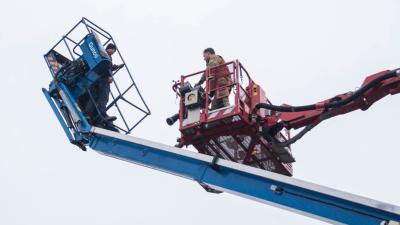 Mannen vast in gekantelde hoogwerker
