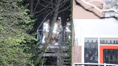 Boom valt tegen woning