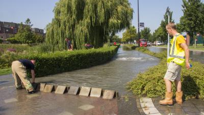 Wegen blank door gesprongen waterleiding