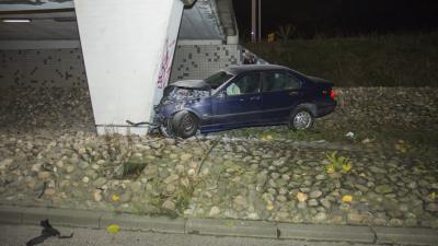 Automobilist botst tegen viaduct van A4