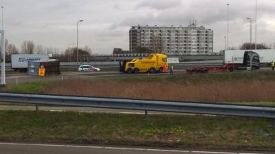 Vrachtwagen verliest container op oprit A4