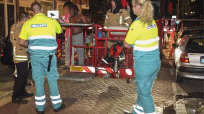 Man en vrouw van balkon gered tijdens brand