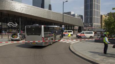 Man zwaargewond na aanrijding met bus