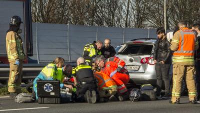  Motorrijder botst achterop auto A20